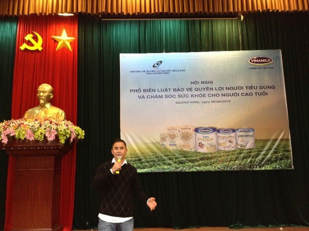 Ông Nguyễn Duy Luân – Quản lý Nhãn hàng sữa đậu nành GoldSoy chia sẻ đến người cao tuổi miền Bắc các thông tin về Vinamilk và sản phẩm sữa đậu nành giàu đạm không biến đổi gen GoldSoy.